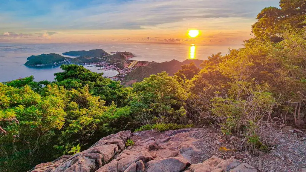 Vue panoramique depuis le sommet du Chameau à Terre-de-Haut, Les Saintes, avec coucher de soleil sur la mer des Caraïbes
