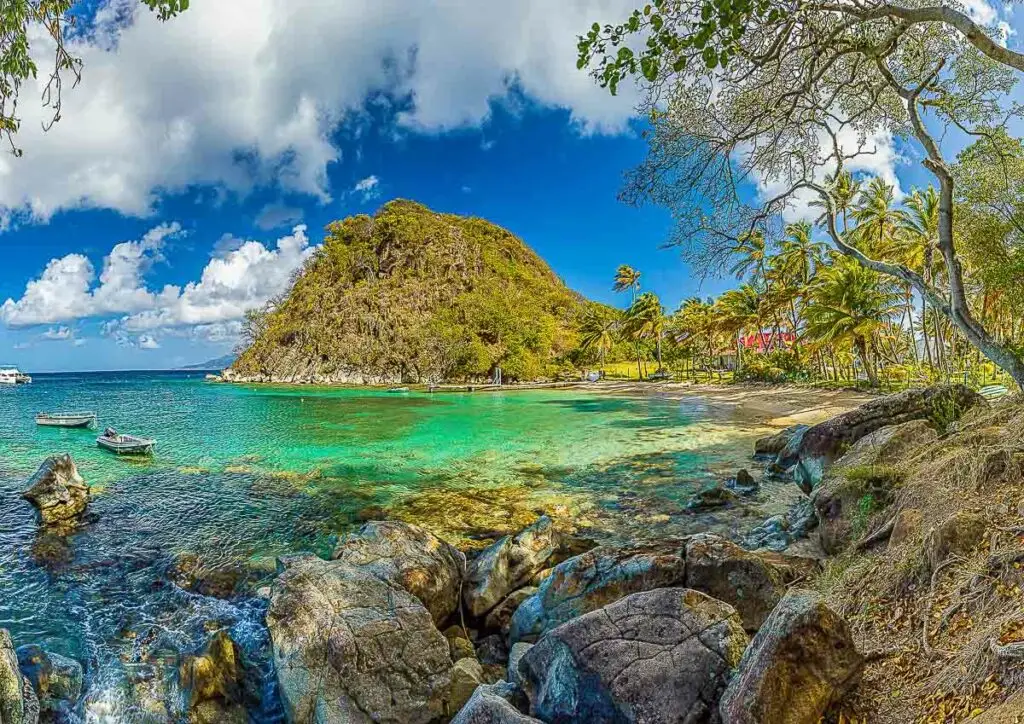 Pain de Sucre à Terre-de-Haut, Guadeloupe, vu depuis le rivage avec mer turquoise et végétation tropicale