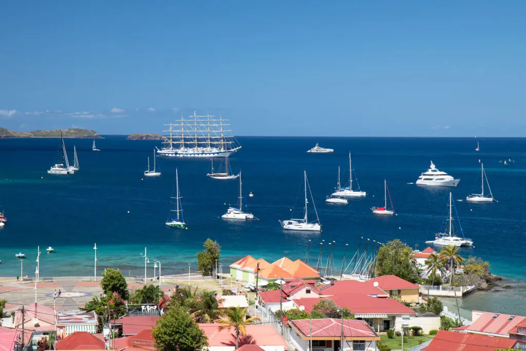 Rade de Terre-de-Haut, Les Saintes, avec voiliers, plage et architecture créole en bord de mer