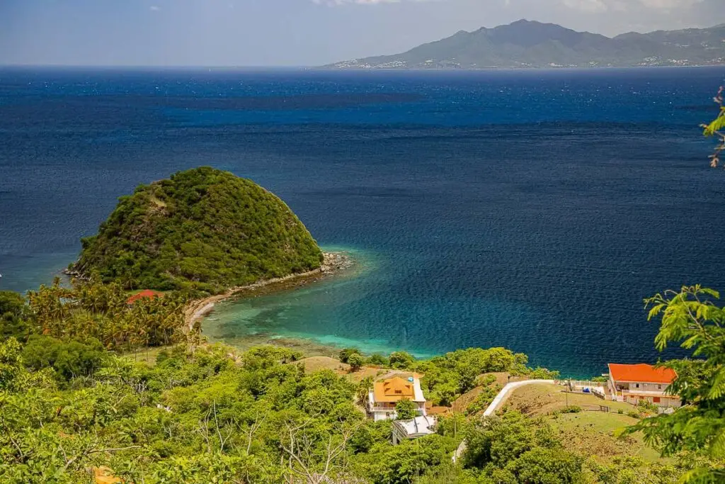 Vue en hauteur sur le Pain de Sucre à Terre-de-Haut, Les Saintes, avec mer turquoise et végétation tropicale