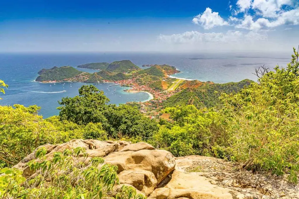 Vue en hauteur sur la rade de Terre-de-Haut, Les Saintes, avec reliefs tropicaux et mer turquoise